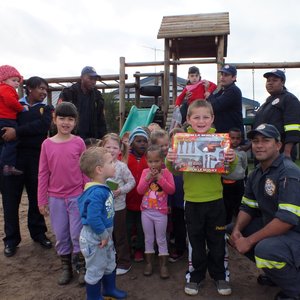 2de van regs ontvang Hanlo van Rensburg (4) van De Kleine Gansies Kleuterskool sy sussie, Elizna (6) se Brandweerprys van Bavan Hess